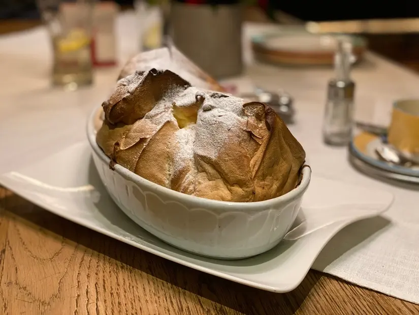 Tipik bir Avusturya tatlı yumurta suflesi ("Salzburger Nockerl") tabağı