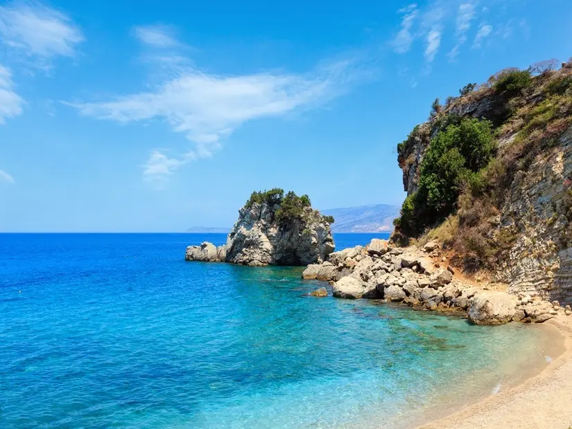 Aynalı plajından (Plazhi i Pasqyrave), Saranda, Arnavutluk'tan görünüm.