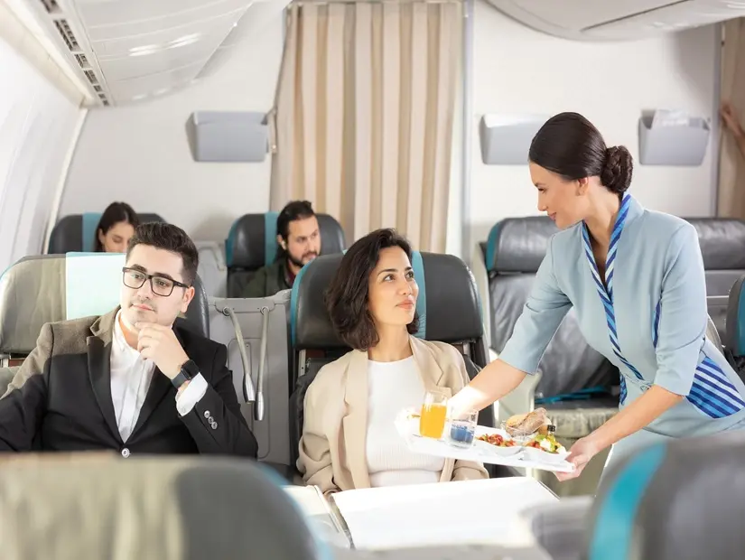 AZAL, business class misafirlerine lezzetli ikram sunuyor