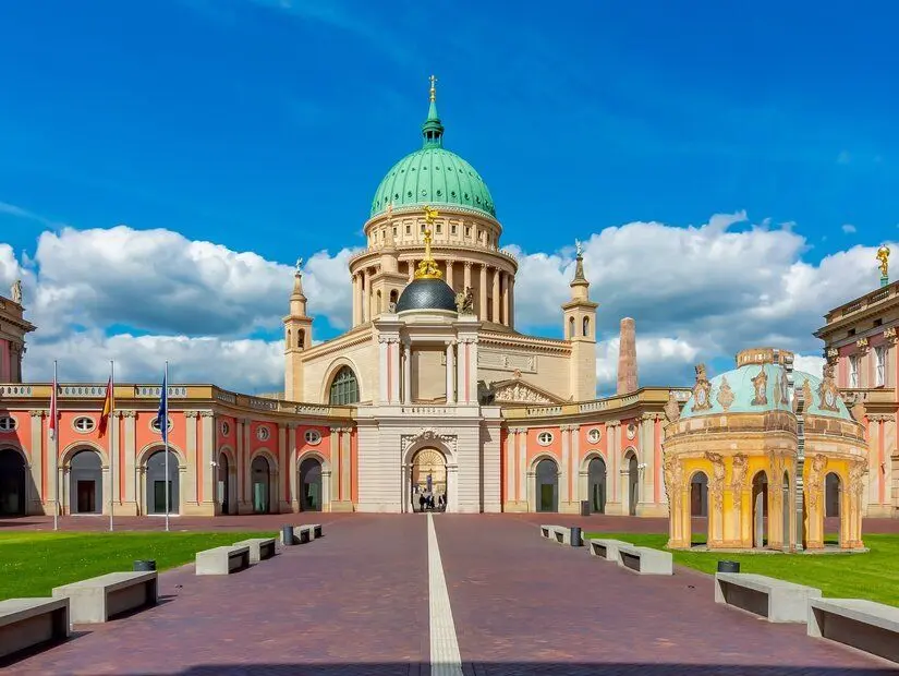 Almanya, Potsdam'daki Brandenburg parlamentosu (Landtag) avlusunda bulunan Aziz Nikolas Kilisesi ve Şans Kapısı