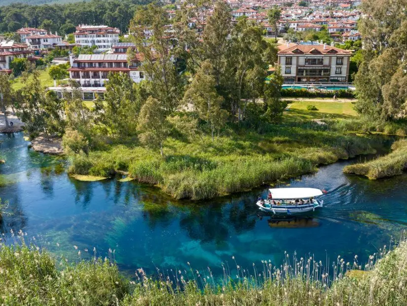 Azmak Nehri çevresinde yeşil bitki örtüsü havadan görünümü
