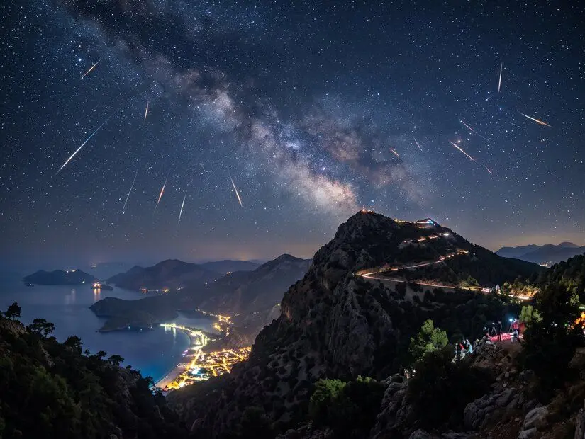 Babadağ, Fethiye perseid meteor yağmuru görünümü yapay zeka ile üretilmiştir