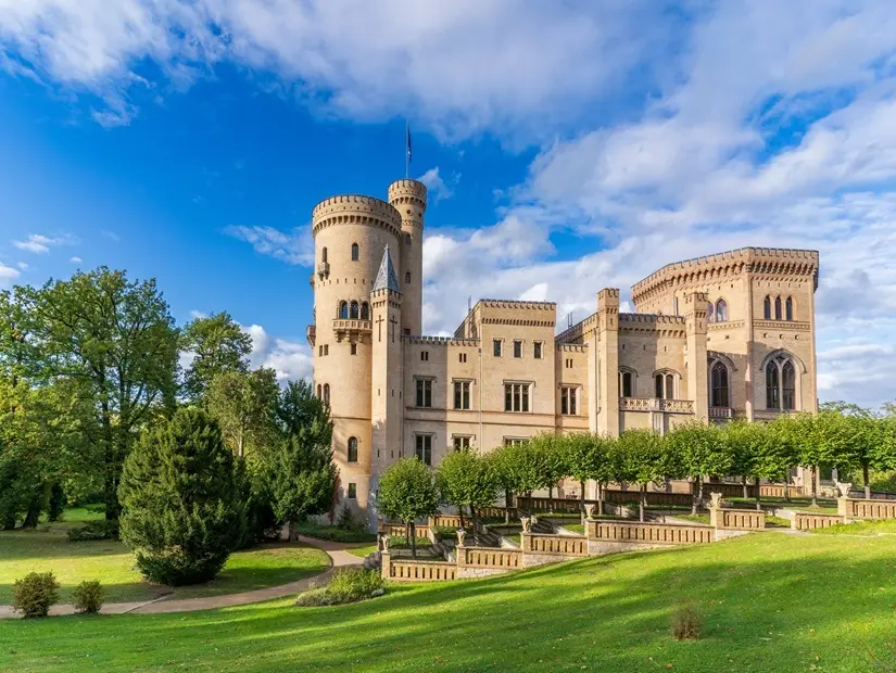 Almanya'nın Potsdam şehrindeki Babelsberg Sarayı manzarası.