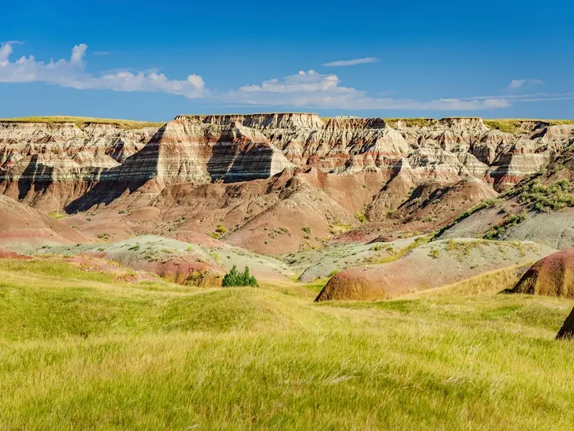 Güney Dakota yakınlarındaki Badlands Ulusal Parkı'nın engebeli çok renkli ovaları, dağları ve vadileri