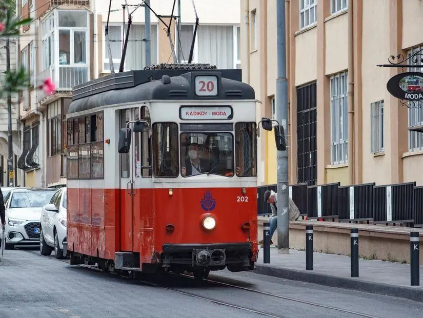 Bahariye Caddesi'nde tramvay görünümü