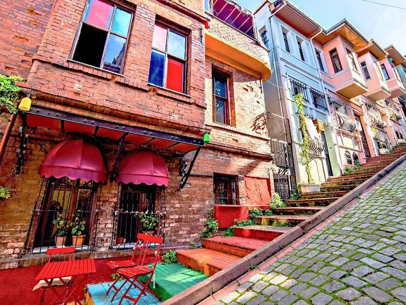 Balat renkli evler görünümü