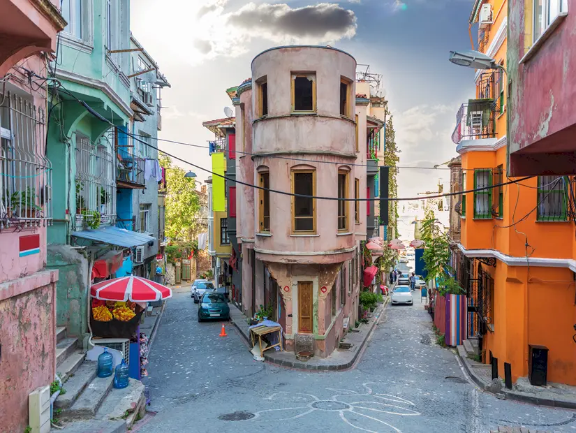 İstanbul'daki Balat semtinin sokaklarının görünümü