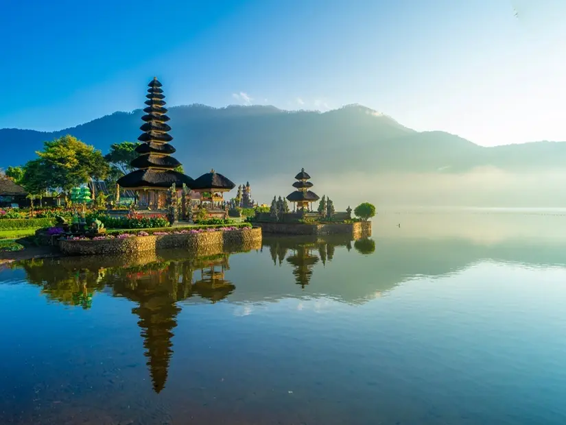 Ulun Danu Tapınağı Bratan Gölü sabah Bedugul, Bali, Endonezya'da