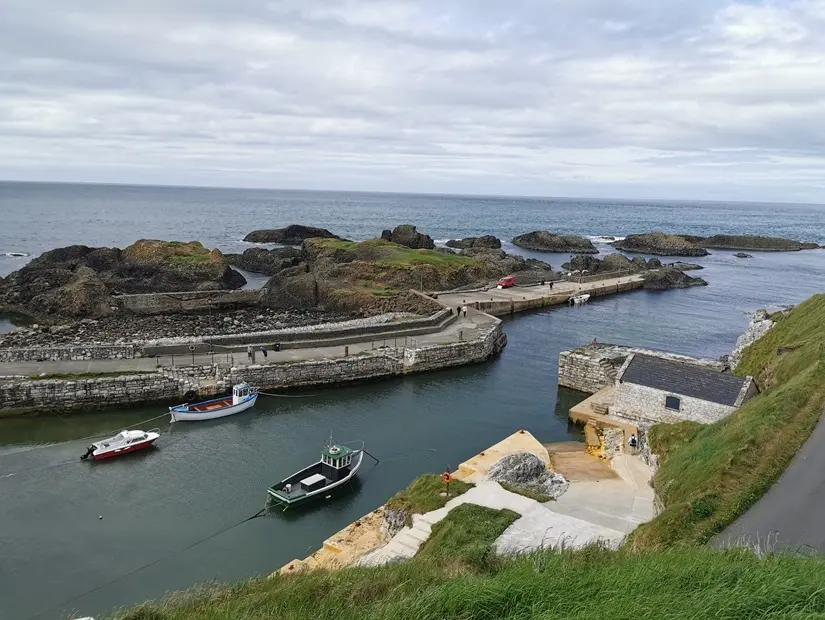 Birleşik Krallık'ın Ballycastle kentindeki Ballintoy Limanı'nda park etmiş bir grup tekne