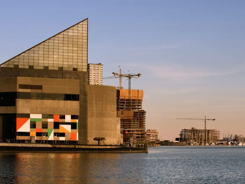 Baltimore İç Limanı'nda gün batımında akvaryum binası