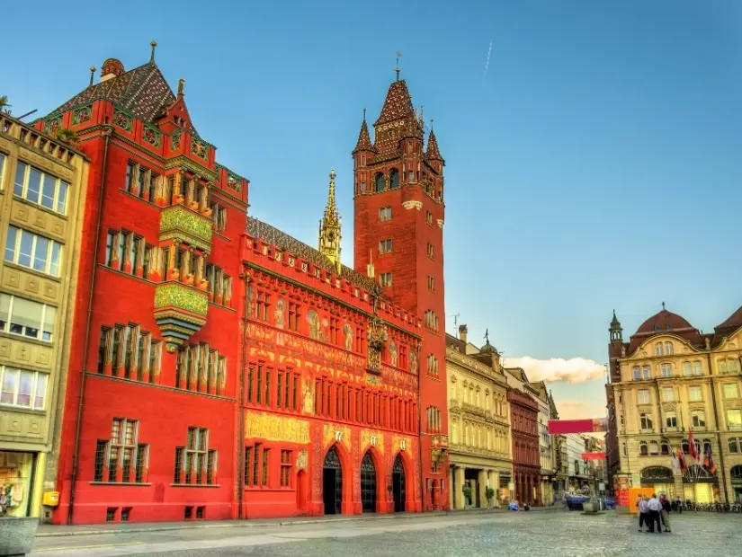 Basel Belediye Binası (Basler Rathaus) dış görünümü