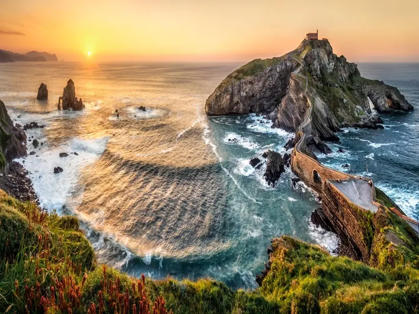 Gün batımında Gaztelugatxe, Bask Ülkesi, İspanya