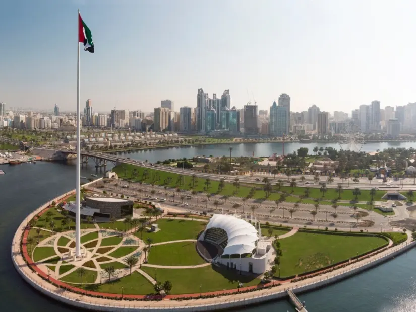 Birleşik Arap Emirlikleri'nin Sharjah kentindeki Bayrak Adası'nın havadan panoramik görünümü.