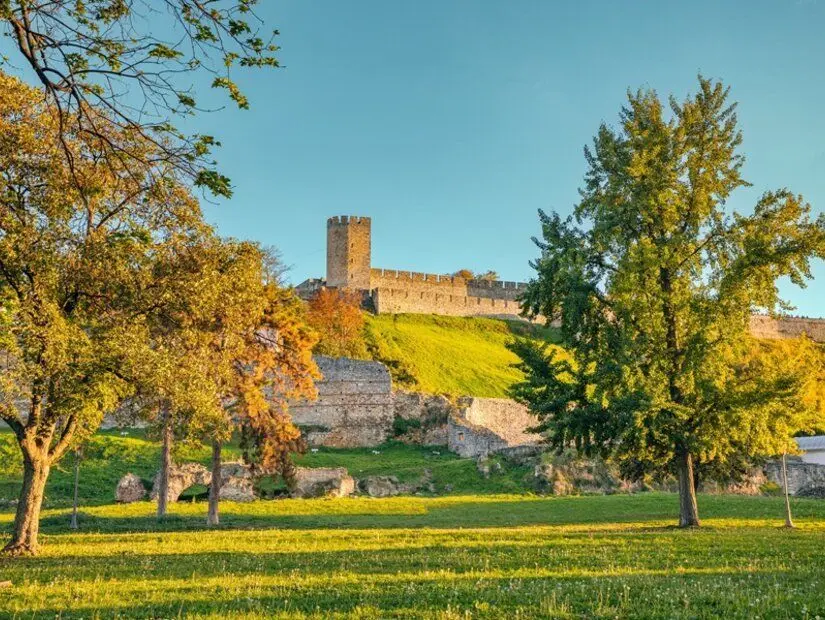 Belgrad, Sırbistan'da sonbahar mevsiminde Kalemegdan parkı ve kale surları.