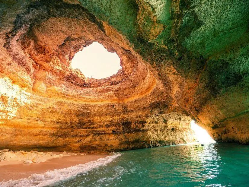 Benagil Mağarası (Algar de Benagil) görünümü