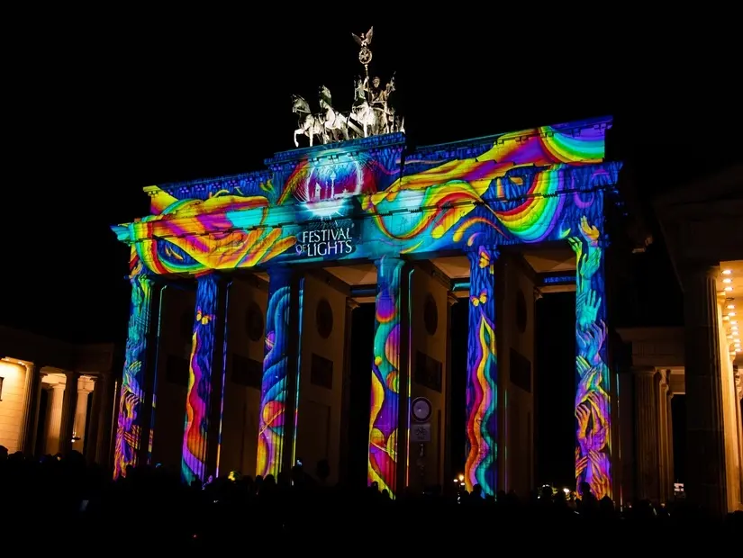 Berlin Festival of Lights - Almanya Brandenburg Kapısı ışıklandırmalı görünümü