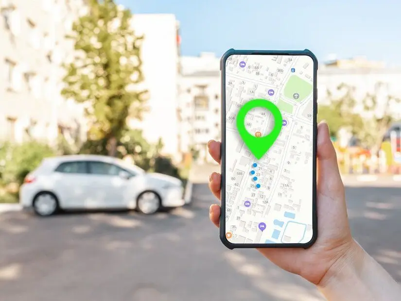 Bir kadın elinde çevrimiçi harita uygulaması yüklü bir cep telefonu tutuyor, elin yakın çekim görüntüsü