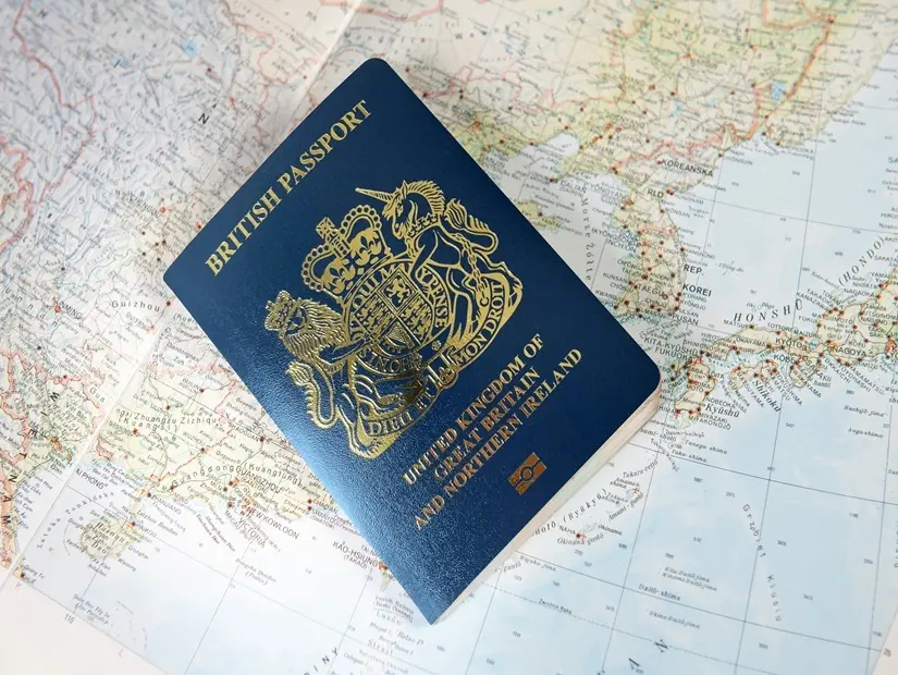 Dünya haritasında koyu mavi Birleşik Krallık pasaportu. 