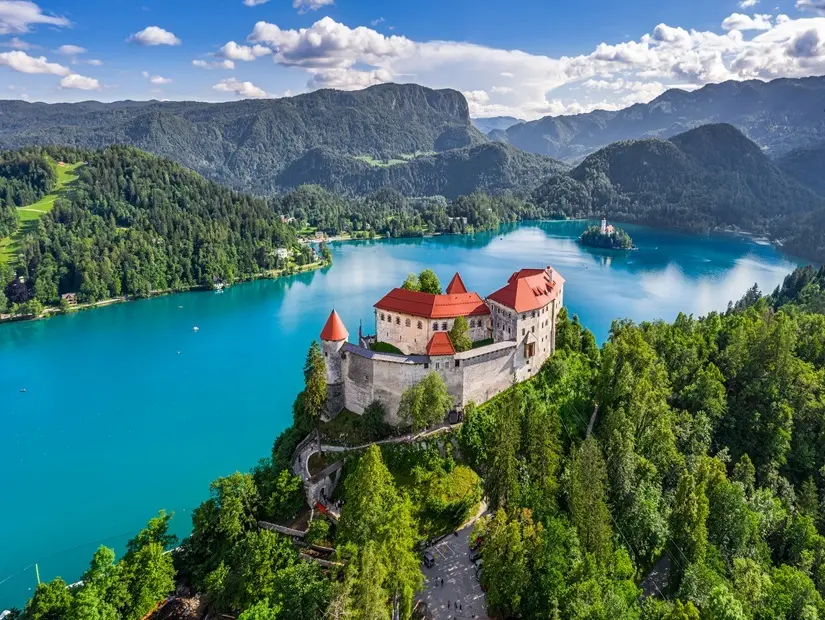 Bled Gölü (Blejsko Jezero), güzel bir yaz günü arka planda Maria ve Julian Alpleri Varsayımı Kilisesi