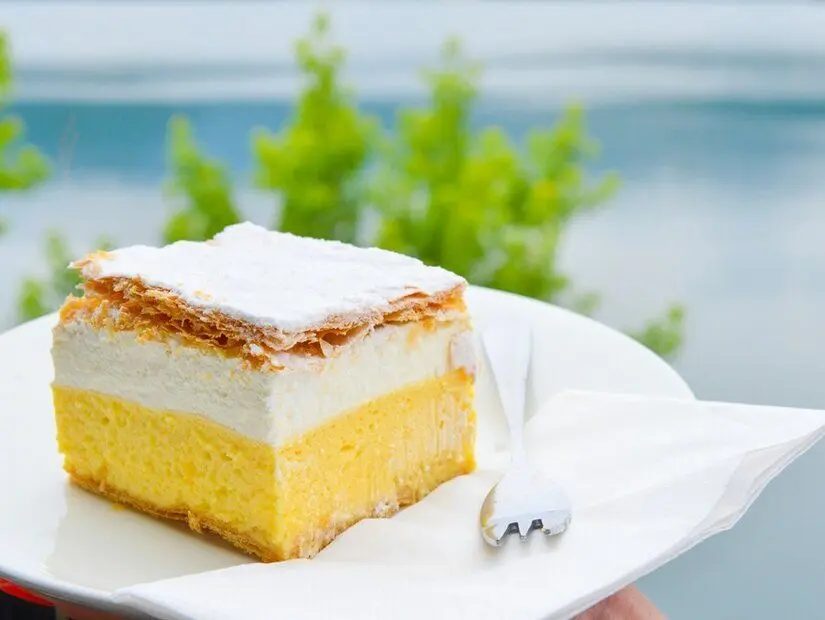 Bled kremalı pastası (Kremna rezina)