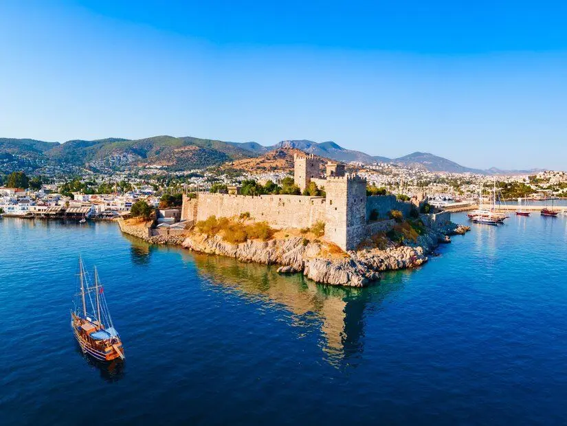 Bodrum'da St. Peter'ın Bodrum Kalesi ve Marina havadan panoramik manzarası.