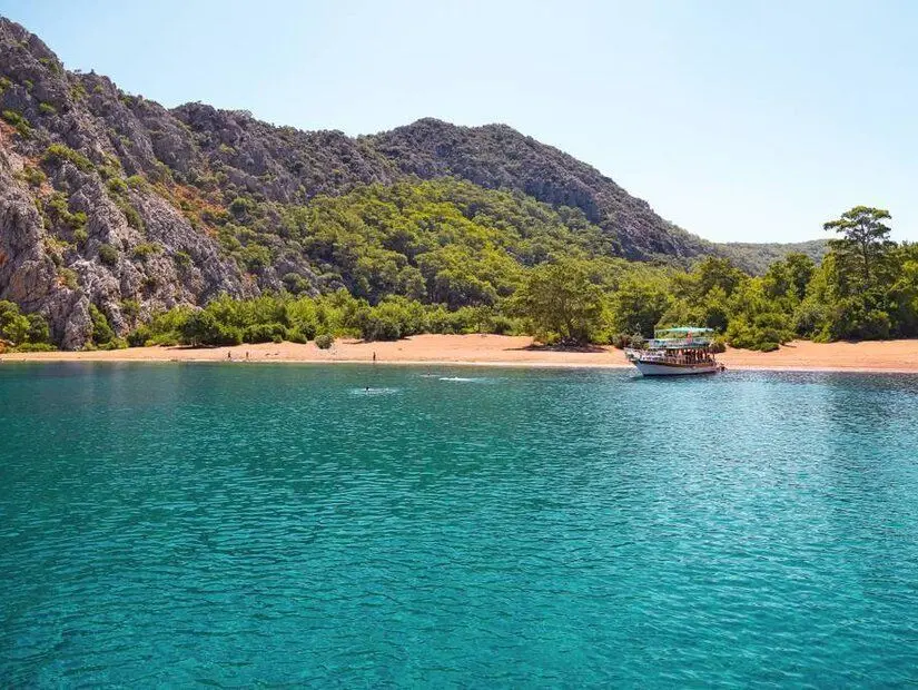 dalgasız ve tertemiz bir denize sahip Boğsak Koyu