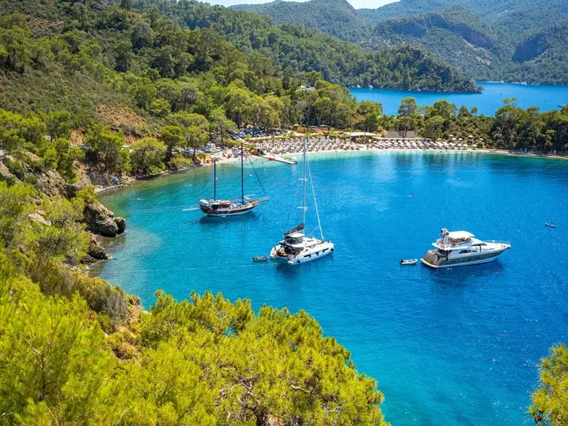 Boncuk Körfezi, Mavi Lagün ve Oludeniz plajı havadan panoramik manzara.