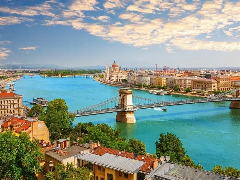 Macar parlamentosu ve tarihi Zincir Köprüsü'nün güzel Budapeşte manzarası