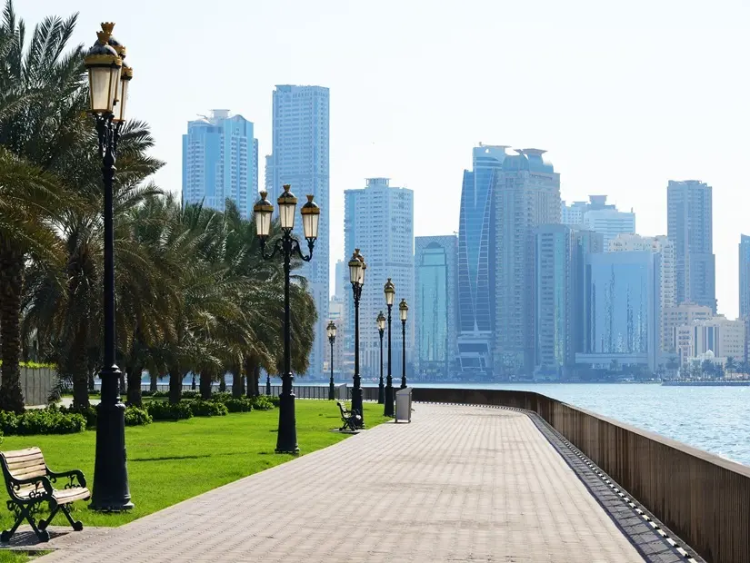 Al Buhaira corniche, BAE'den Sharjah şehir manzarası.