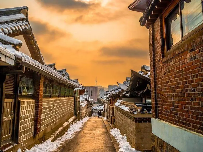 Bukchon Hanok Köyü sokak görünümü