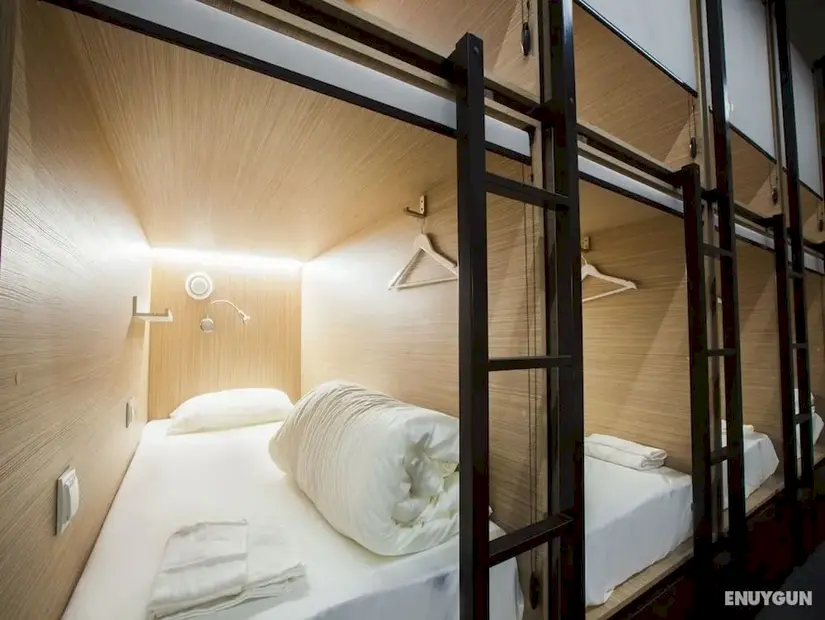 Buran Capsule Hotel - Hostel