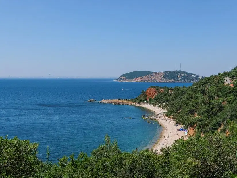 Burgazada Halk Plajı güneşli açık günde görünümü