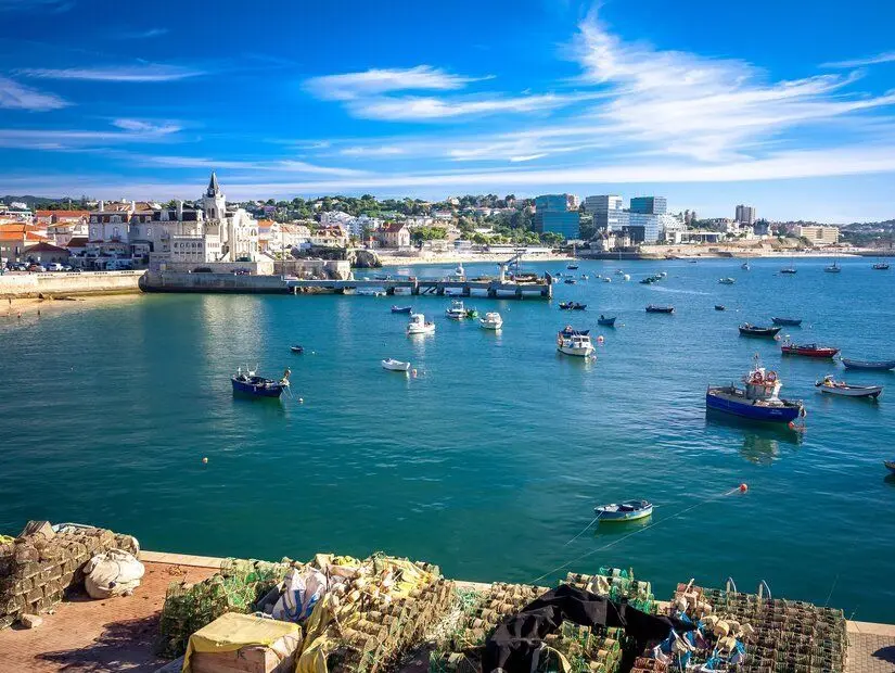 Portekiz'in Cascais şehrinin yaz günündeki sahil manzarası