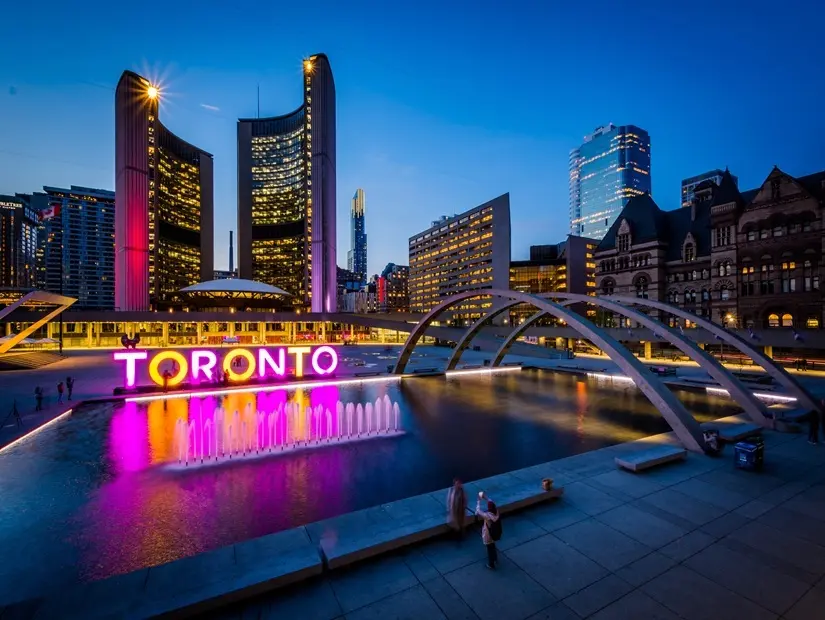 alacakaranlıkta şehir Nathan Phillips Meydanı ve Toronto İşareti Görünüm, Toronto, Ontario.