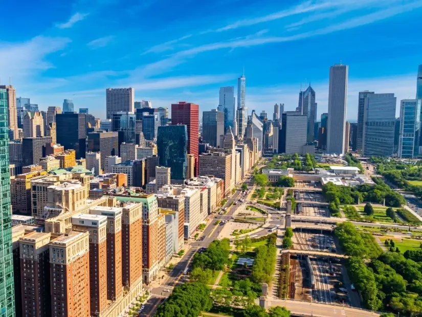 Chicago, Illinois, Amerika Birleşik Devletleri'nin göl kenarındaki güzel Milenyum Parkı manzarası