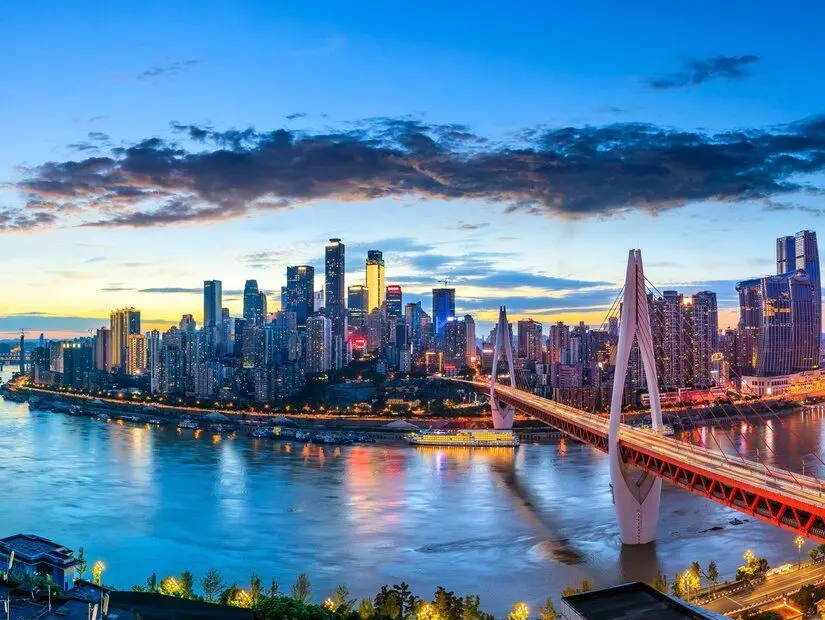 Chongqing mimari sahne ve nehirler ve gece gökyüzü