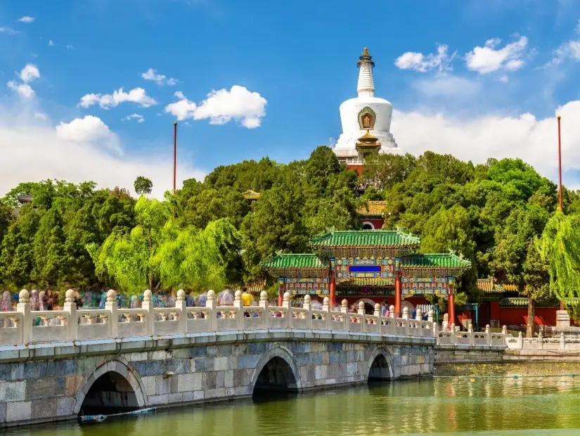  Beihai Park'taki Beyaz Pagoda ile Yeşim Adası'nın görünümü - Pekin, Çin
