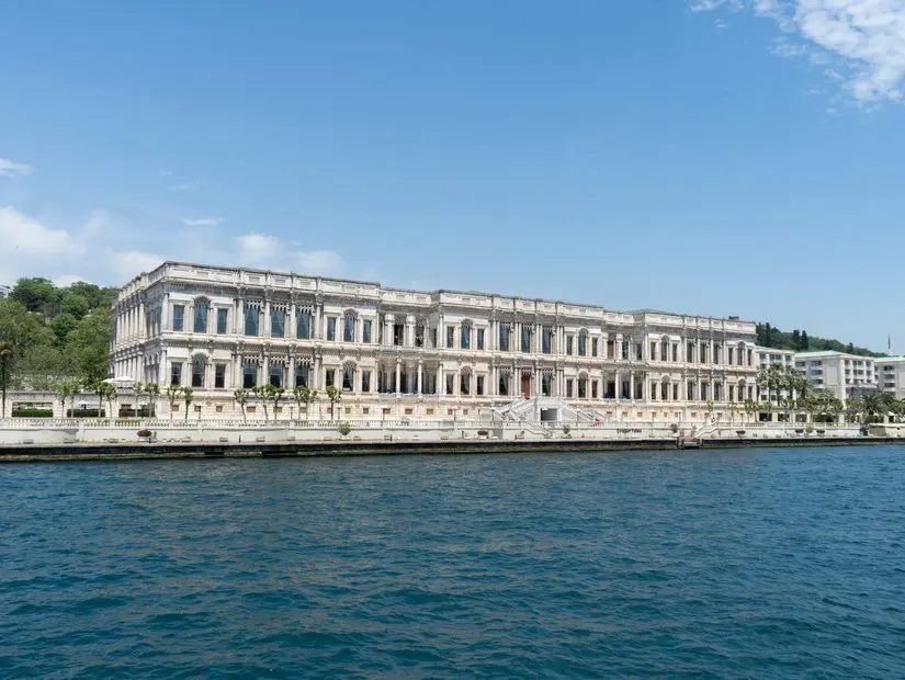İstanbul, Beşiktaş'ta Osmanlı İmparatorluğu'ndan miras kalan Çırağan Sarayı