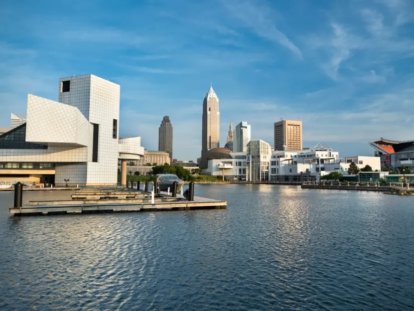 Cleveland Ohio ABD şehir merkezinin Erie Gölü kıyısındaki Marina'ya bakan ufuk çizgisi görünümü