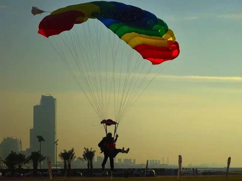 Dubai'de tandem paraşütle iniş