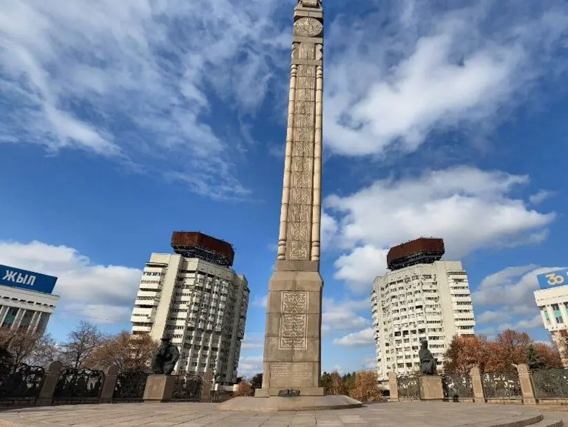 Cumhuriyet Meydanı bağımsızlık anıtı