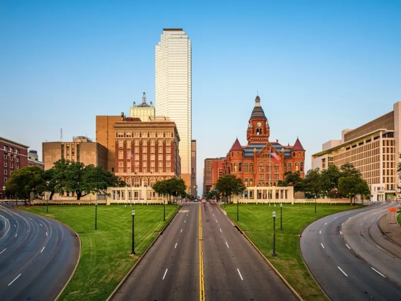 Dealey Plaza'nın Dallas, Teksas, ABD silueti.