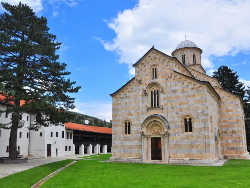 decan manastiri dış görünümü