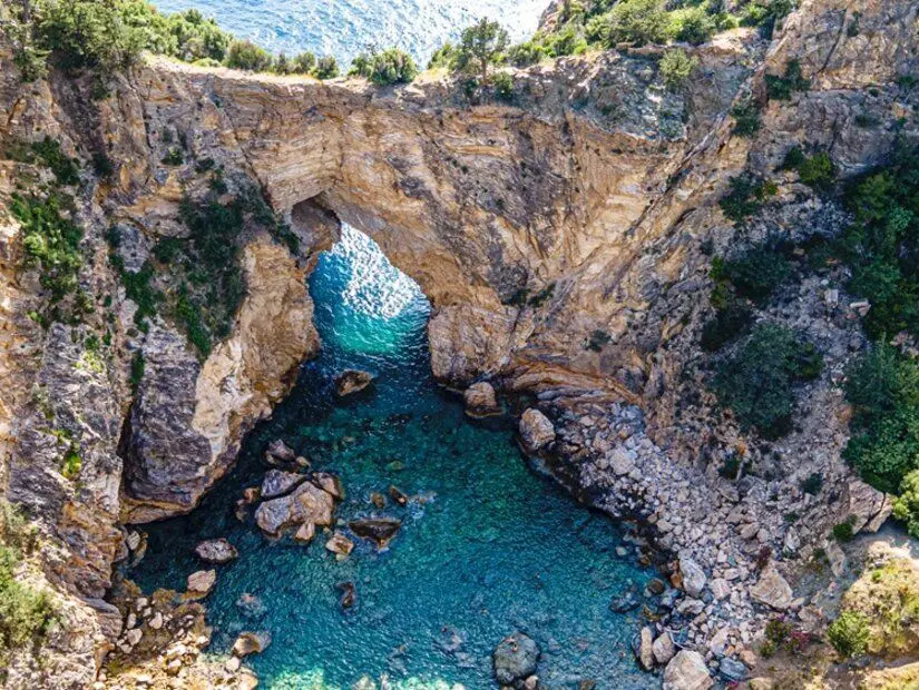 Delik Deniz ve Kral Koyu Doğal Havuzu (Gazipaşa - Antalya) görünümü