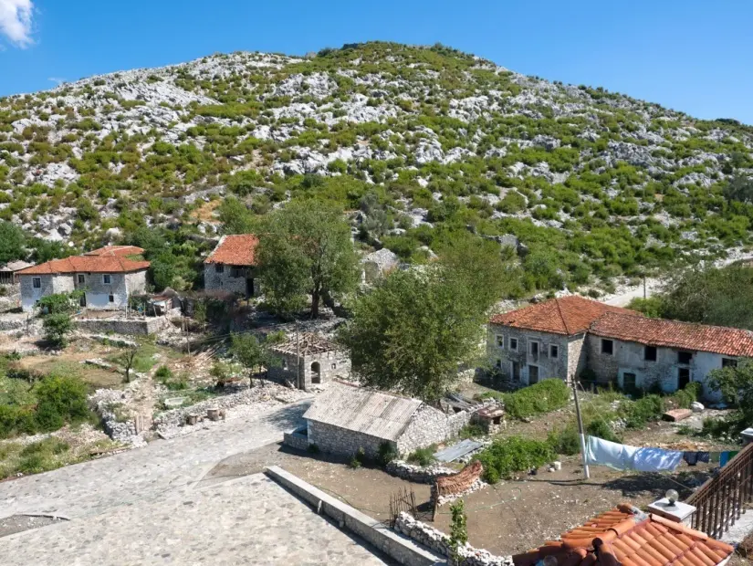  Drish Kalesi'nin köyü ve tepesi, İşkodra