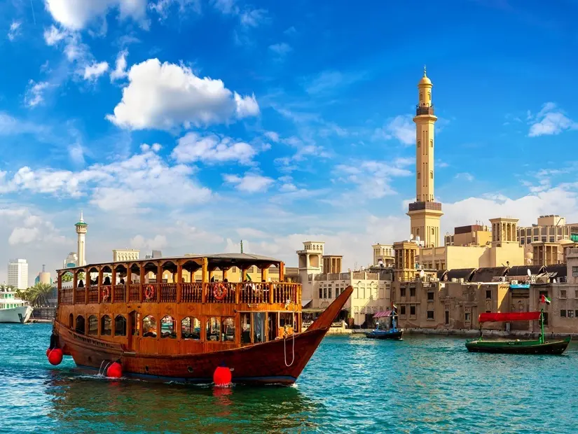 eski geleneksel ahşap gemi ve Dubai, Birleşik Arap Emirlikleri'ndeki Körfez Koyu'ndaki Grand Bur Dubai Masjid Camii