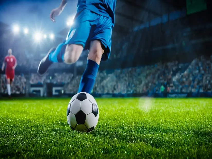 Futbolcu Topa Koşarak Vuruyor