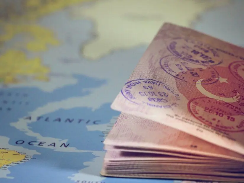 Dünya haritasında Türk pasaportu görünümü