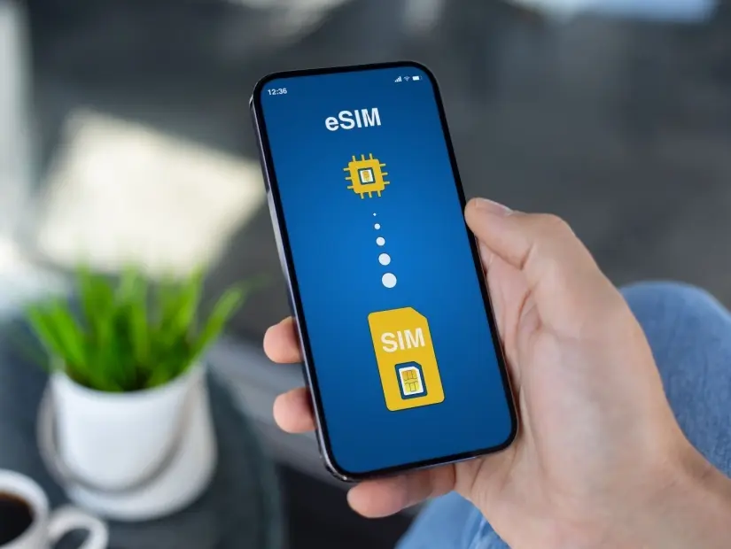 Adam elinde Sim kart değişimi olan telefonu tutuyor ve ekranda eSim yazıyor.