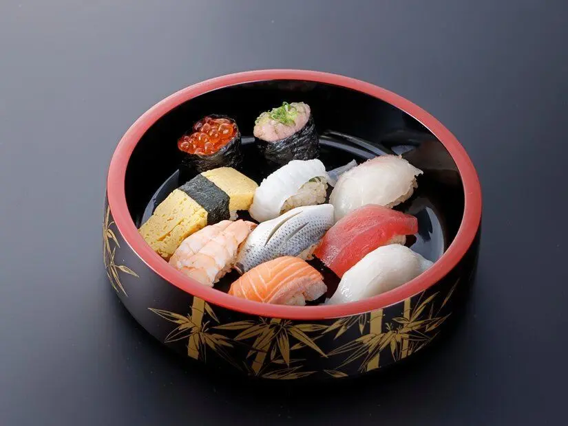 Edomae nigiri suşisinin tek bir porsiyonu geleneksel bir suşi küvetinde görünümü